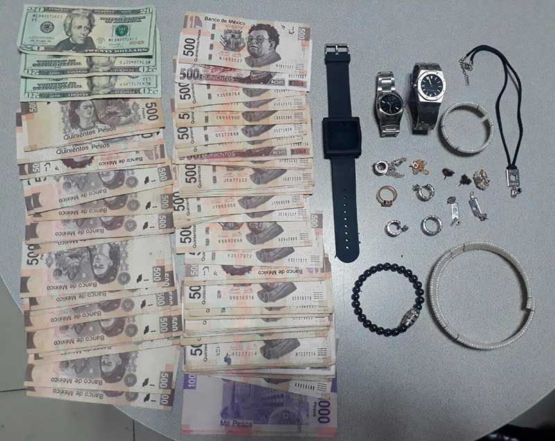 Agentes recuperan dinero y joyas robadas de residencia en Huixquilucan