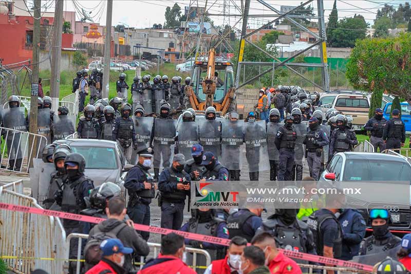 Granaderos resguardan obras para Tren Interurbano en Toluca, vecinos se oponen