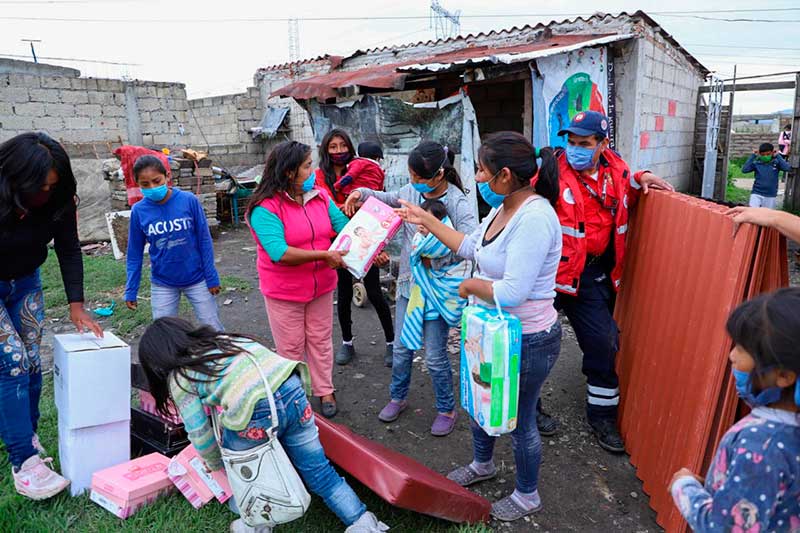Entrega alcalde apoyos a afectados por lluvias y fuertes vientos en Toluca