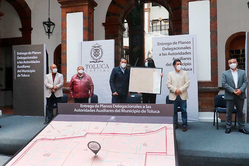 Alcalde entrega planos delegacionales a autoridades auxiliares de Toluca
