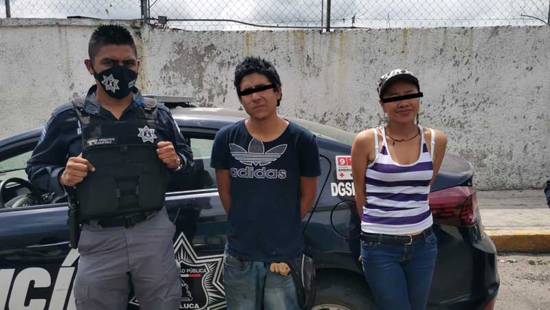Detienen a pareja de presunto asaltantes en auto robado