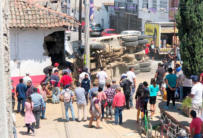 Vuelca camión de carga y choca contra una casa en Calimaya