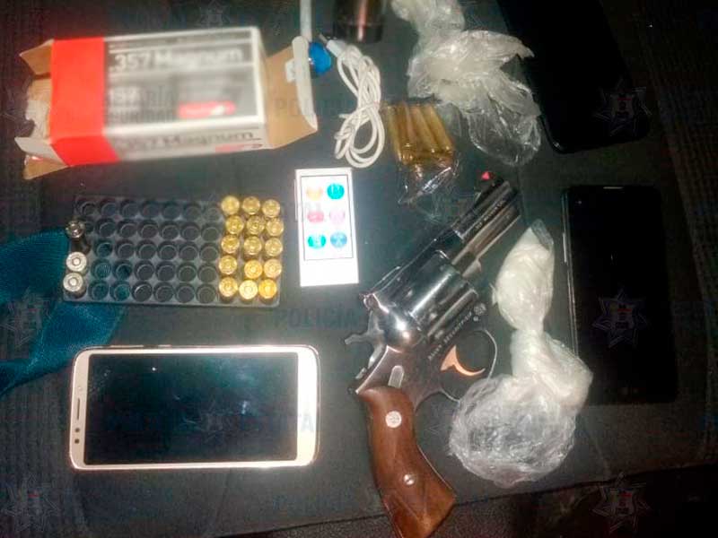 Detienen a tres personas con un arma de fuego en Calimaya