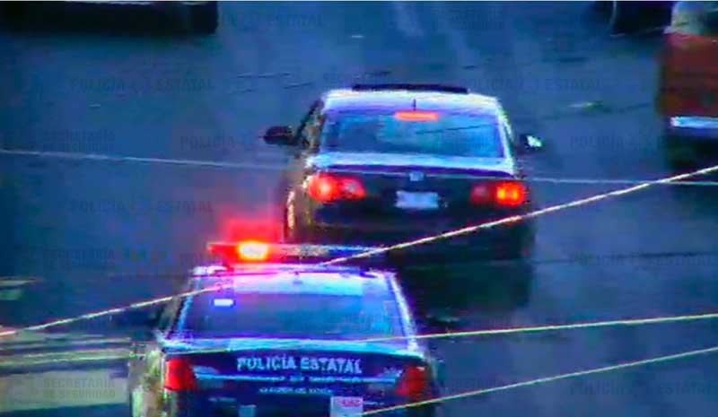Tras persecución detienen a dos sujetos con auto robado en Atlacomulco