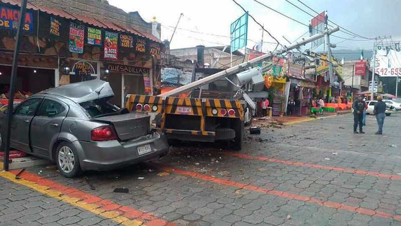 Choca grúa contra restaurantes de La Marquesa; hay cuatro lesionados