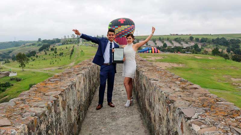 Pareja celebra su matrimonio sobre el Acueducto de Xalpa en Tepotzotlán