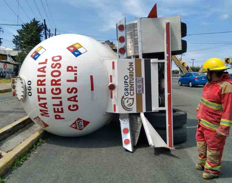 Vuelca pipa de gas frente a outlet Lerma