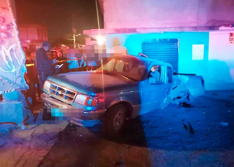 Chocan camionetas y atropellan a una mujer que muere en Jicaltepec