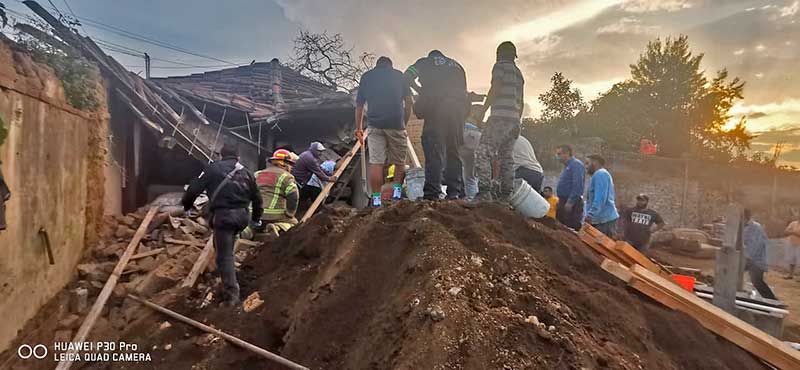 Se derrumba casa de adobe en Tenancingo, bomberos rescatan a un hombre