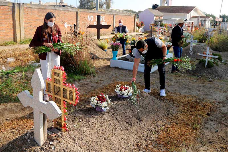 Ayuntamiento adorna las  tumbas en panteones de Metepec