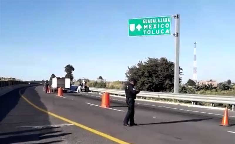 Dejan el cadáver de un hombre en autopista a Ixtapan