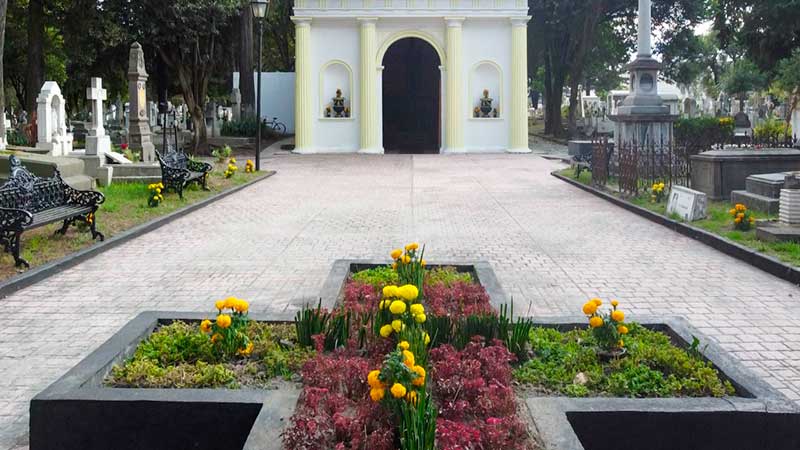 Limpian y colocan flores en los panteones de Toluca