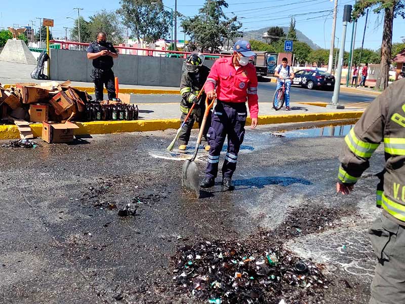En Toluca, trailer tira cartones de cerveza y rapiñan la mercancía