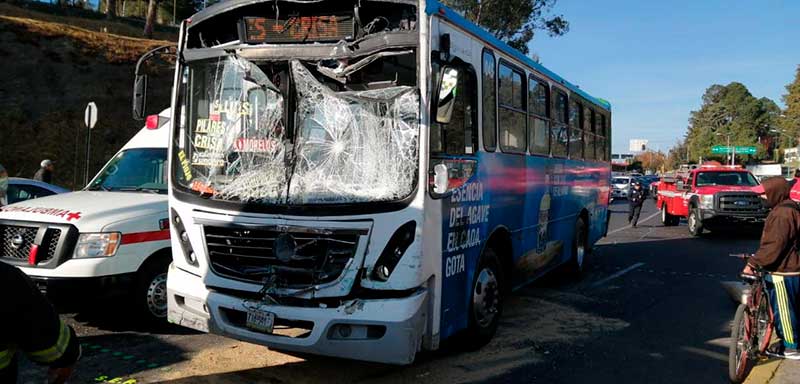 Chocan autobuses en la ex cama de piedra Toluca, hay 10 pasajeros lesionados
