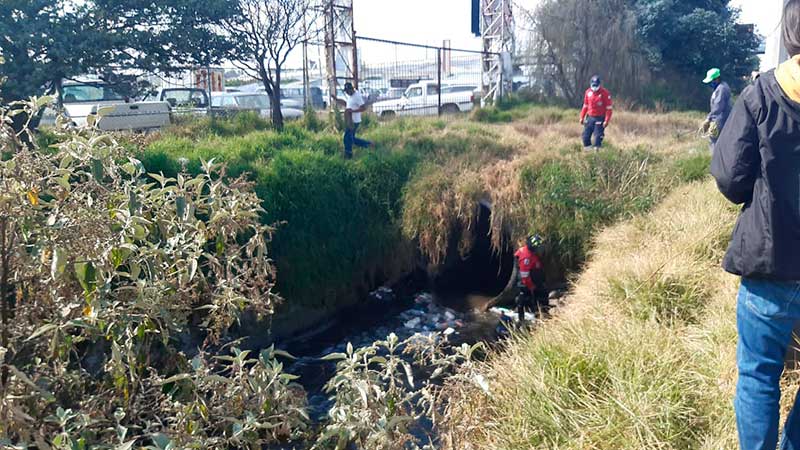 Buscan pistas, en un canal de aguas negras, de enfermera desaparecida en Toluca