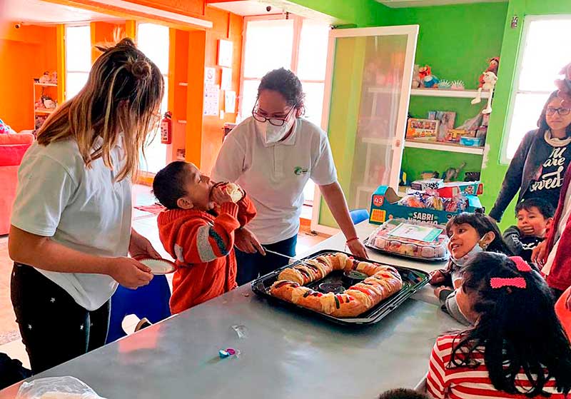 Menores de casa hogar disfrutan rosca de reyes donada por Fundación D´Mik