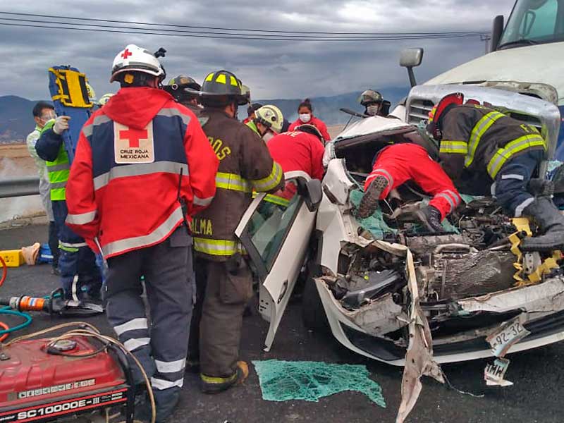 Accidente en autopista Lerma – Valle de Bravo deja tres lesionados, uno prensado