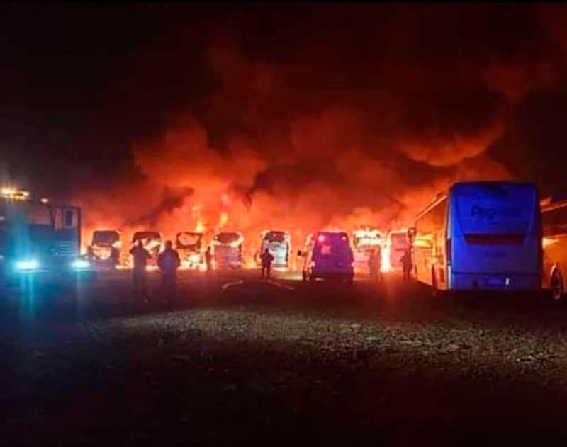Se queman once camiones en la terminal de San Felipe del Progreso