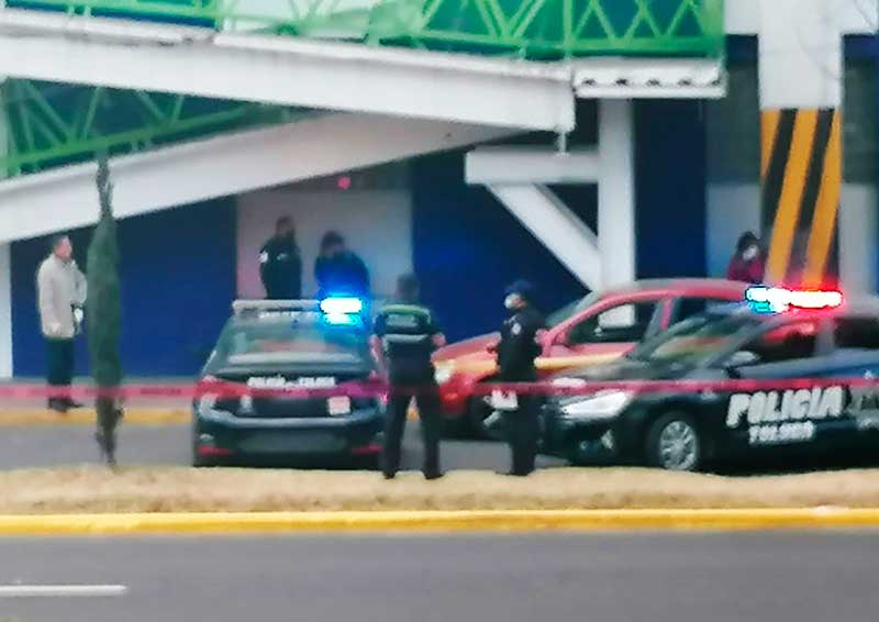 Muere de un paro cardiaco abordo de su auto en Toluca