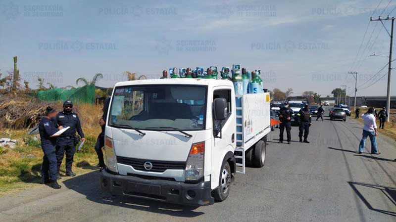Sujetos roban camión con tanques de oxígeno, policías logran recuperarlo