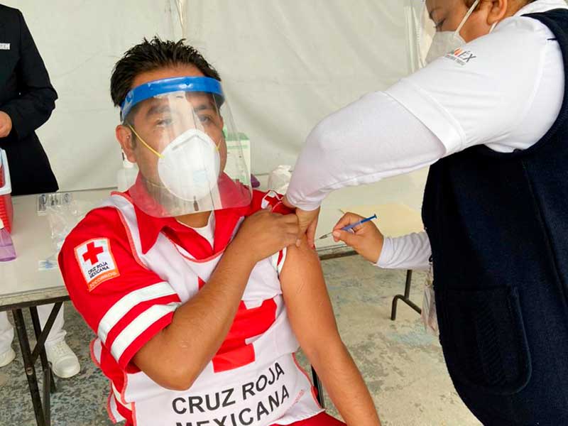 Paramédicos de la Cruz Roja Edomex reciben vacuna contra Covid-19