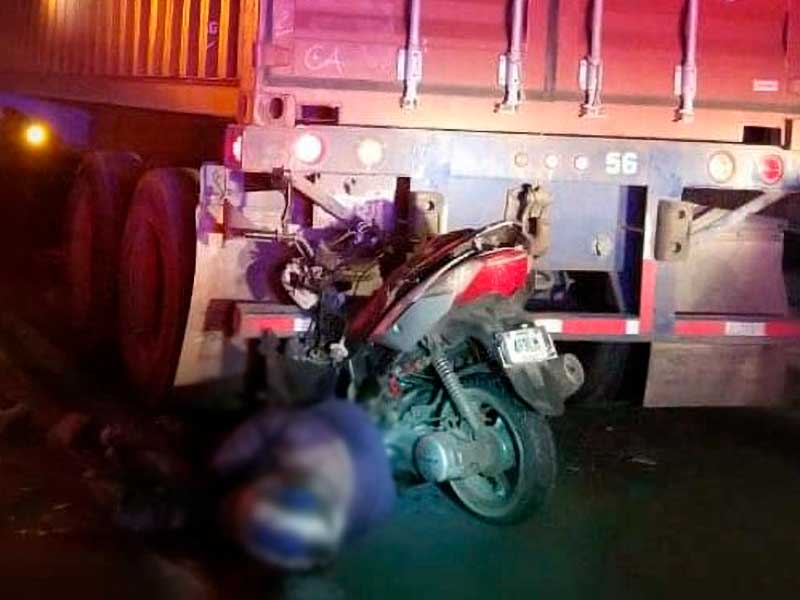 Muere motociclista al impactarse contra un tráiler en San Mateo Atenco