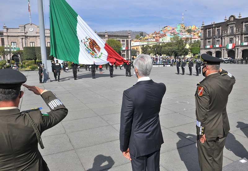 Encabeza Alfredo del Mazo ceremonia conmemorativa al Día de la Bandera
