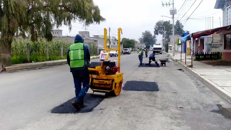 Continúan trabajos de bacheo en calles y vialidades de Toluca