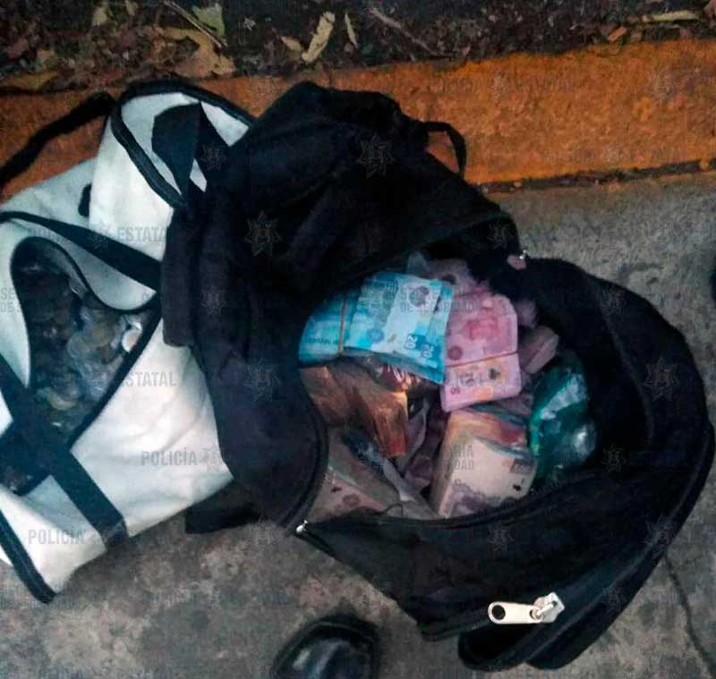 Policías recuperan dos mochilas con dinero robado a comerciante de la Central de Abastos de Toluca