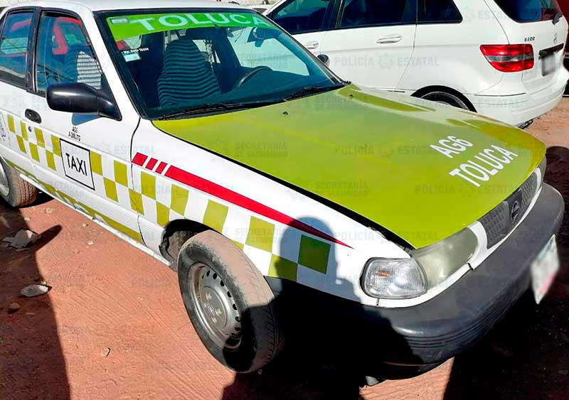 Policías detienen a sujetos a bordo de taxi relacionado con diversos robos en Toluca