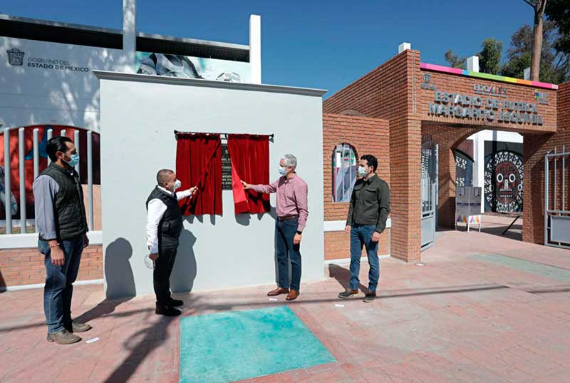 Entrega Alfredo del Mazo rehabilitación de estadio de futbol en San Felipe del Progreso