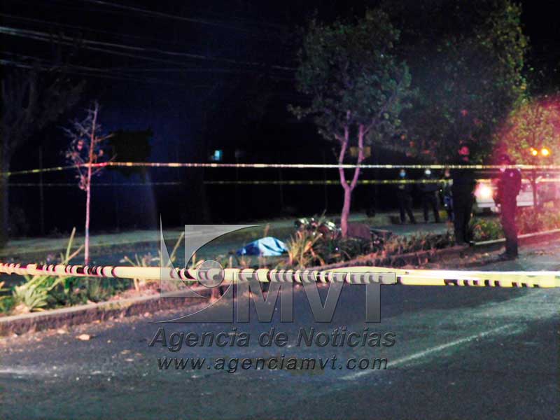 Muere pareja de motociclistas tras chocar en Metepec