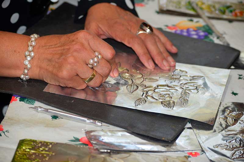 Transforman mexiquenses repujado en bellas artesanías