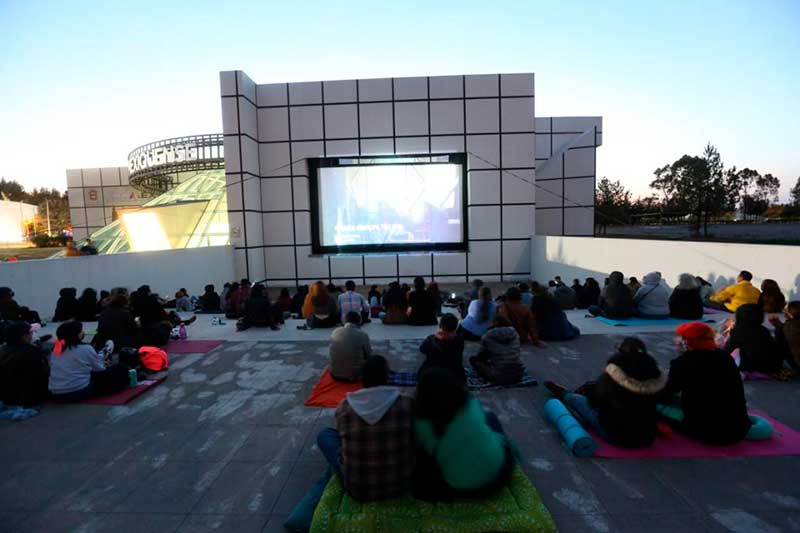 Invitan a disfrutar del cine al aire libre en la Cineteca Mexiquense