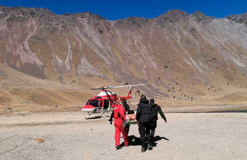 Rescatan a mujer accidentada dentro del cráter del nevado de Toluca