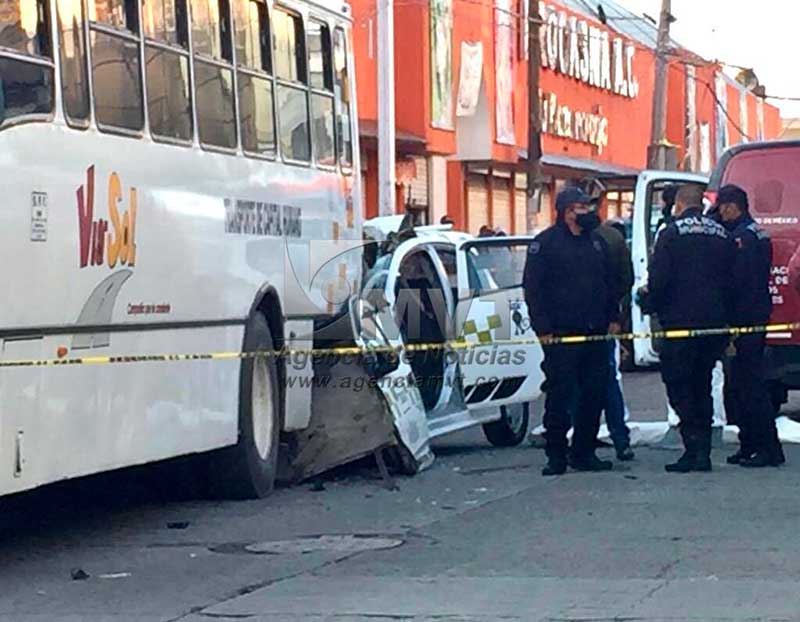 Muere una mujer al chocar un taxi contra un camión en San Mateo Atenco