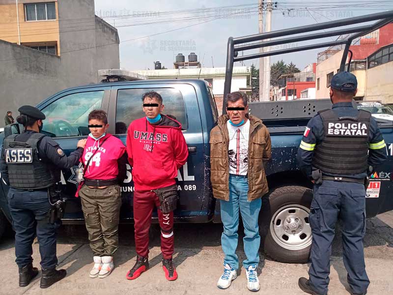 Policías detienen en flagrancia a tres sujetos señalados de robar un auto con violencia en San Lorenzo, Toluca