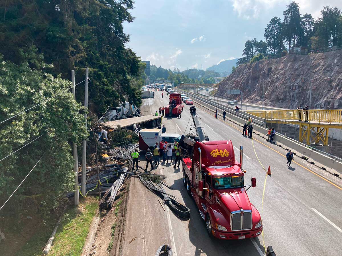 Vuelca trailer e impacta vehículos en la México-Toluca; muere un chofer