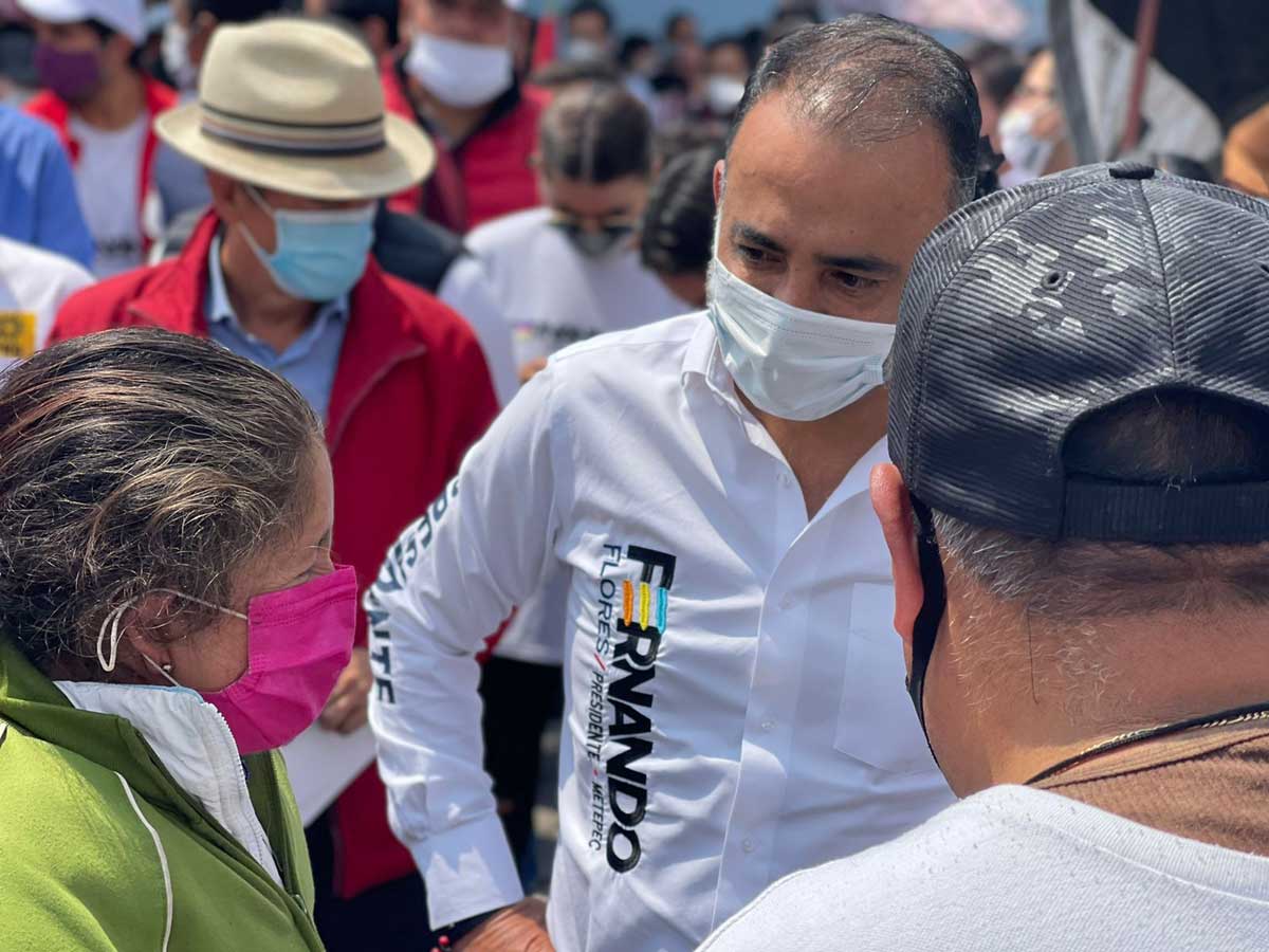 Fernando Flores escuchó denuncias de tianguistas en el mercado de los lunes en Metepec