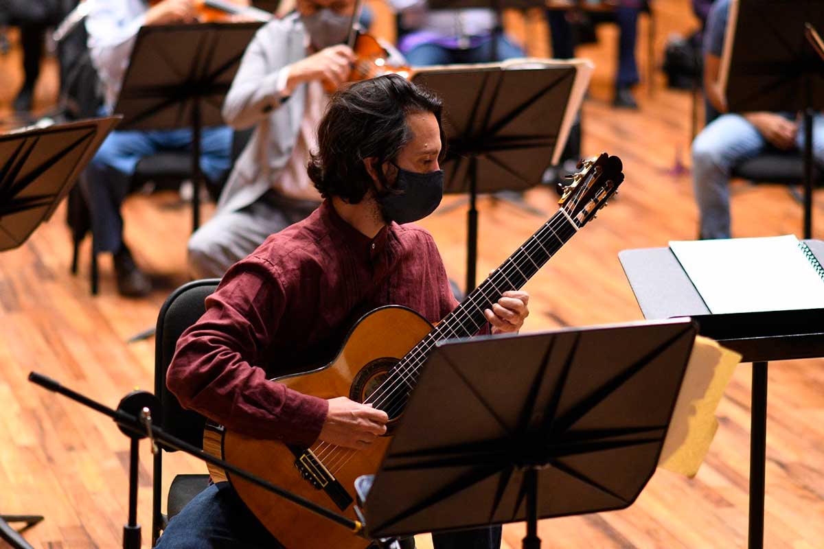 Debuta guitarrista Morgan Szymanski con la Orquesta Sinfónica del Estado de México