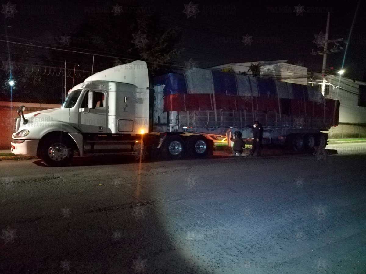 Policías recuperan en Metepec trailer robado y rescatan al chofer que iba secuestrado