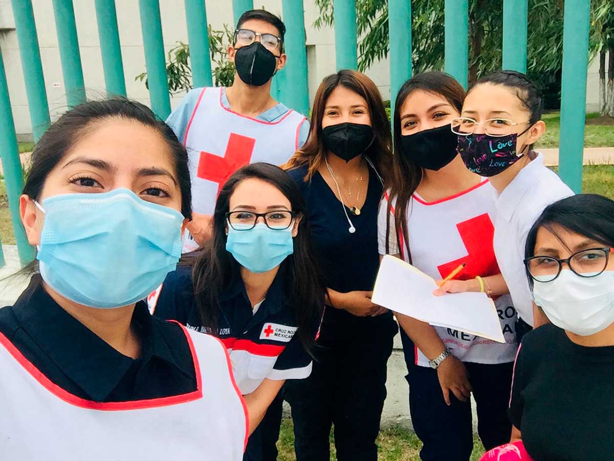 Paramédicos de la Cruz Roja reciben la vacuna contra Covid en el Edomex