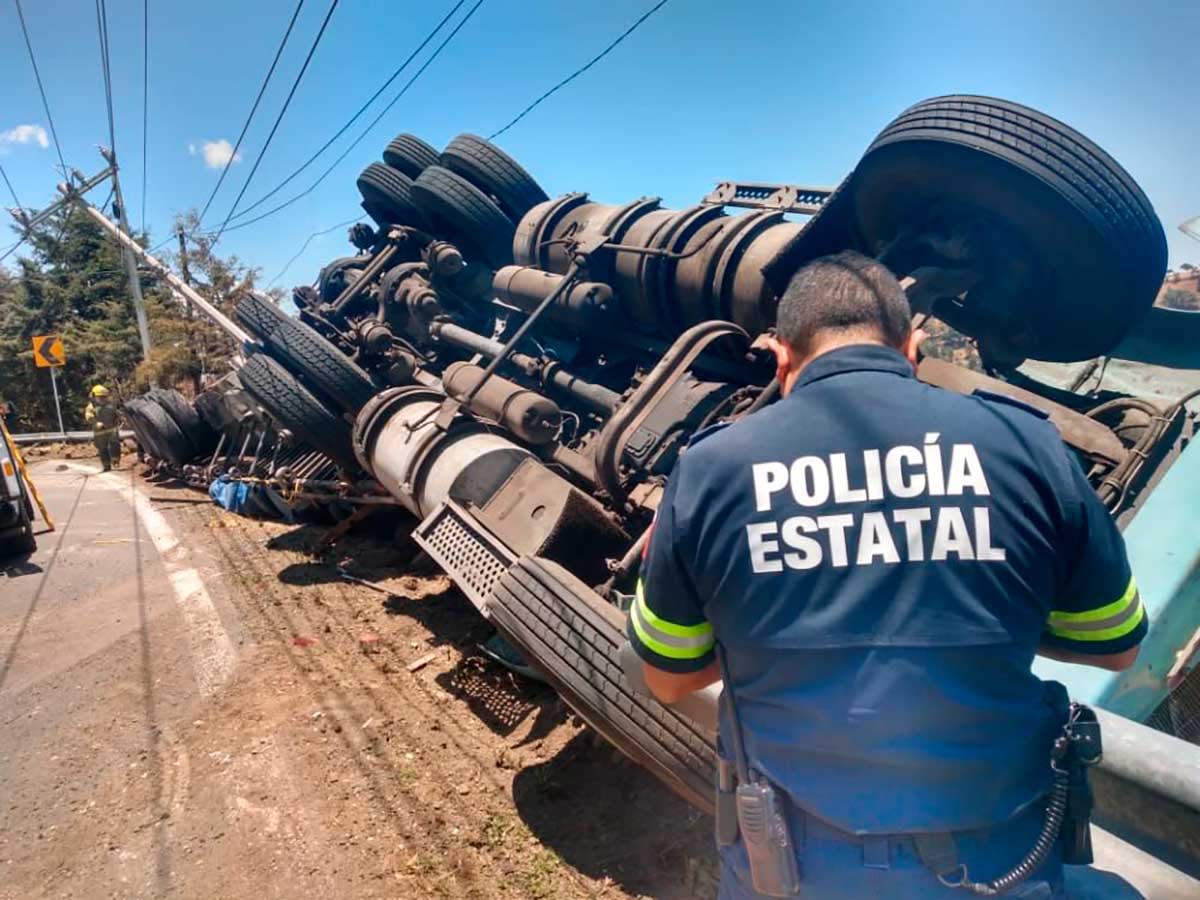 Cerrada la carretera a Tenancingo por volcadura de trailer, rescatan al chofer