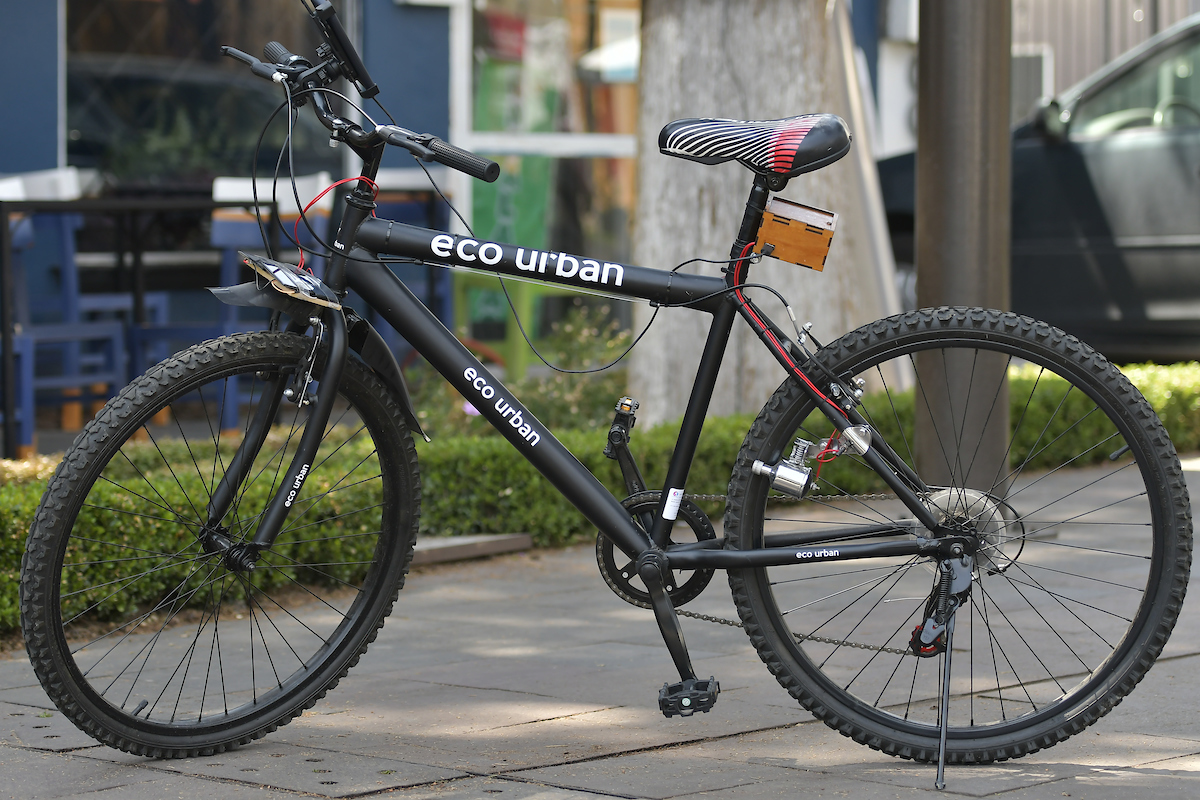 Con el objetivo de impulsar la movilidad sustentable y las energías limpias, el colectivo Eco Urban presentó la bicicleta ecológica mediante el uso de paneles solares, en el cual puedes recargar aparatos móviles mediante USB a base de pedalear la bicicleta. 