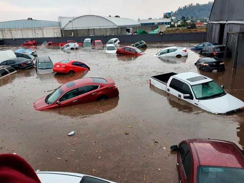 Inundación en Metepec causa daños a vehículos que estuvieron flotando