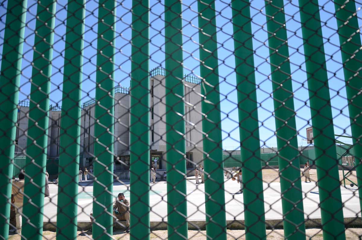 Disparan balazos afuera del Penal de Ecatepec y dejan manta de advertencia 