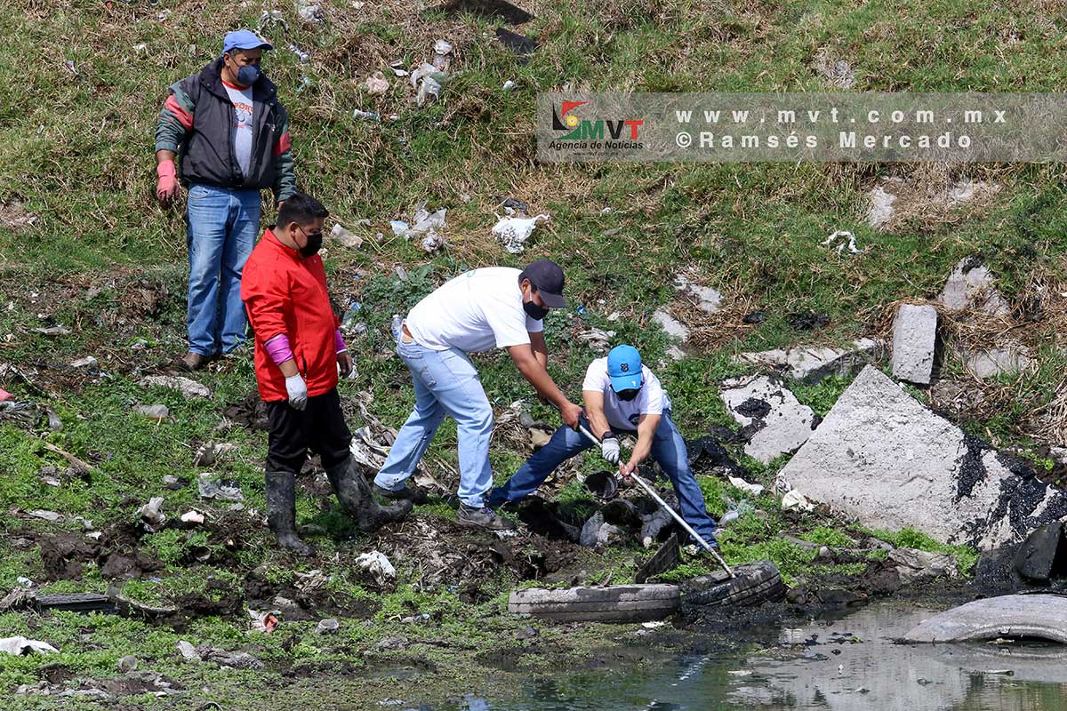 Voluntarios limpian de basura la laguna de Palmillas, al norte de Toluca