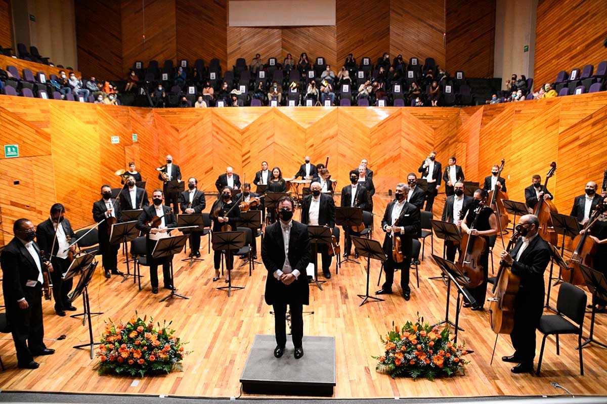 Gerardo Urbán dirigiendo la OSEM