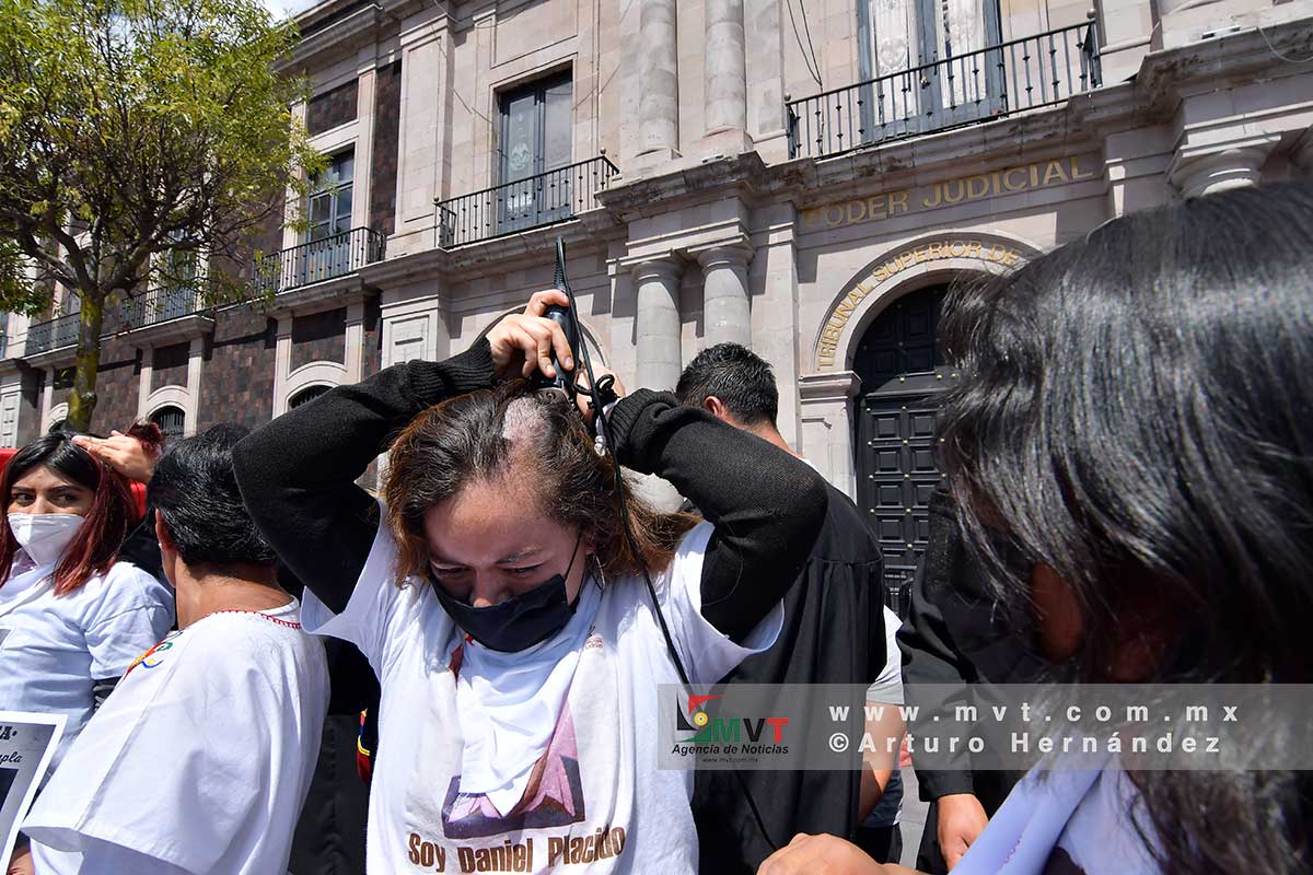 Familiares de presos en penales del Estado de Mexico se manifestaron cortándose el cabello frente al Poder Judicial exigiendo amnistía 