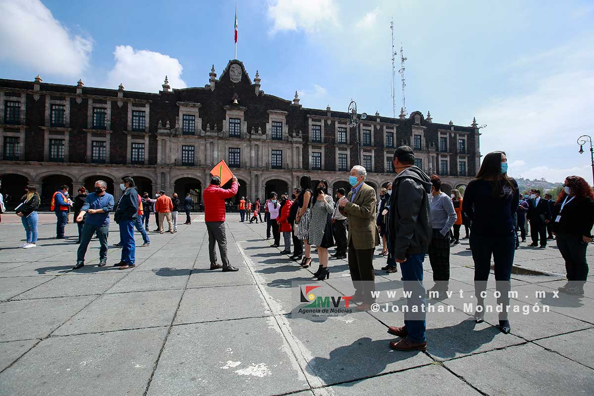 Burocratas participan en la evacuación de edificios gubernamentales durante el simulacro nacional 2021